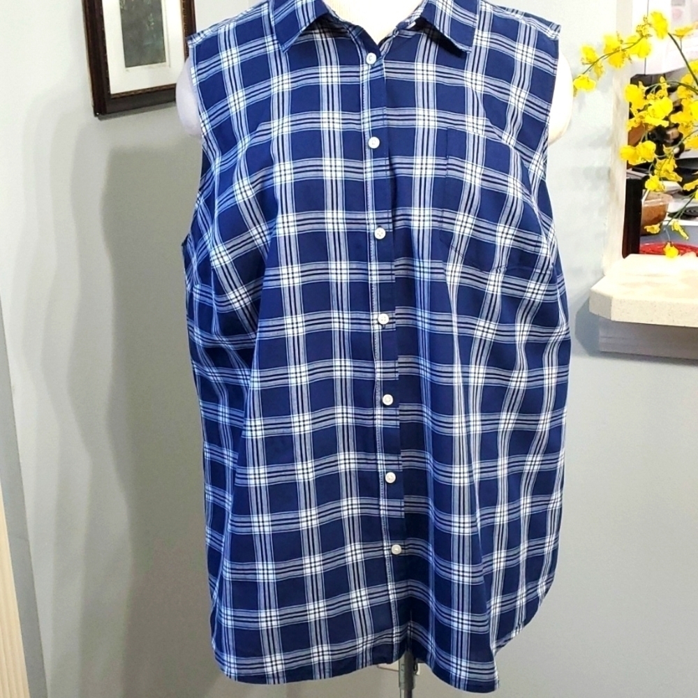 ST. JOHN'S BAY, sleevless blouse. Blue plaid size 1X. Button down. Lightweight.